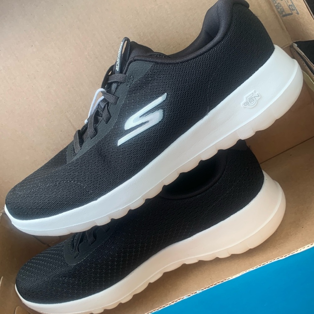 Women’s Skechers Size 9
